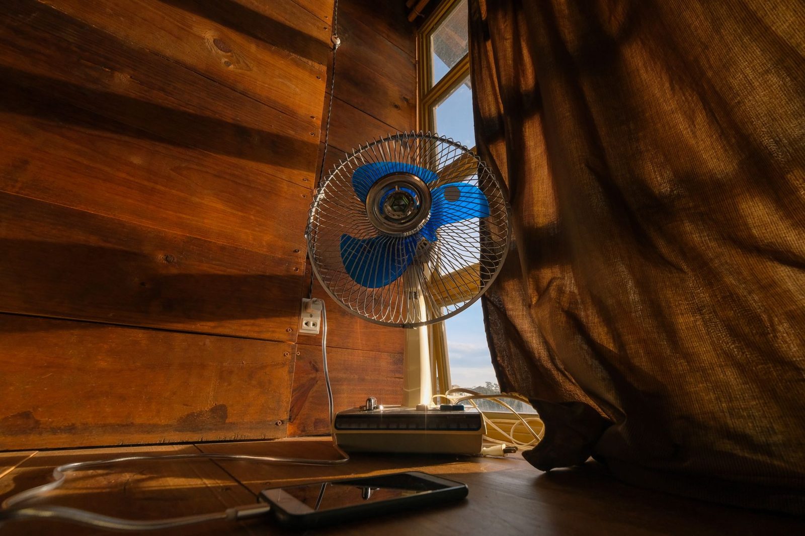 An electric fan cooling a room